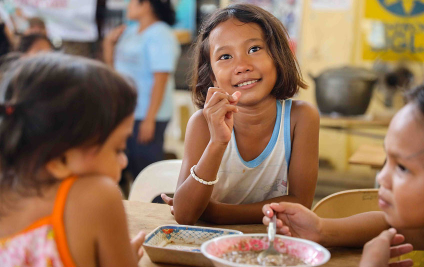 Filipino kids eating FMSC food