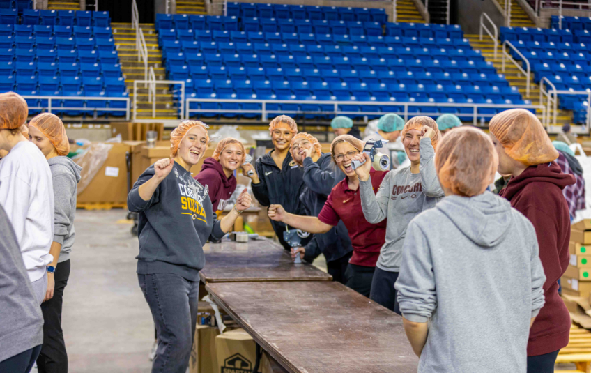 Volunteers at a MobilePack event 